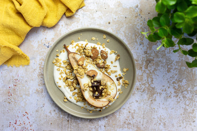 PERE AL FORNO CON CIOCCOLATO E GRANOLA